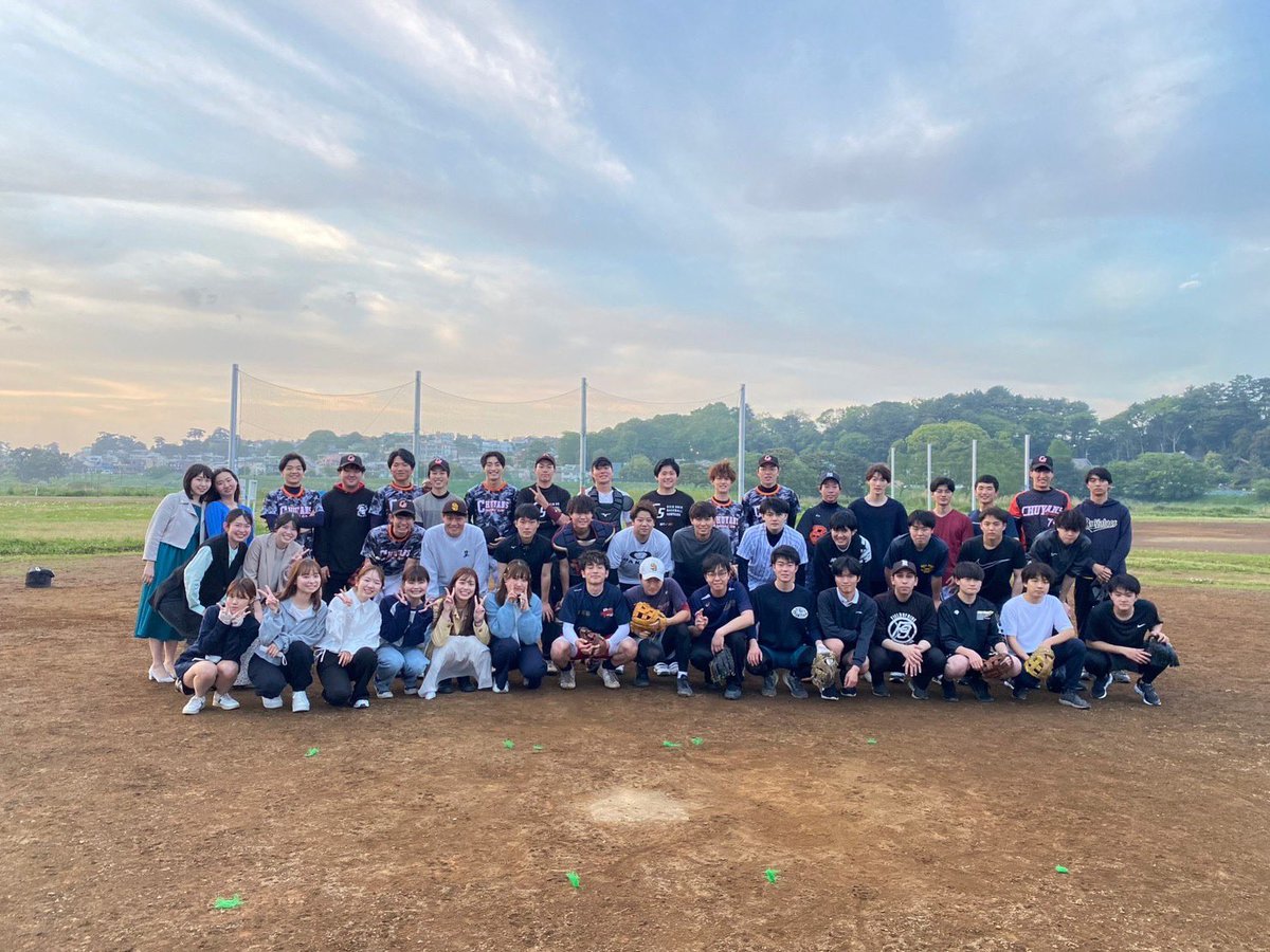 Chuyans_keiouni's tweet photo. 4月19日(水) 新歓練習
今日も全体で40人近くが新丸子河川敷に集まり、活気のある練習となった。
徐々に1年生同士も仲良くなり、緊張が解けてきたように感じる。既に入サーを決めてくれた選手も多く、感謝しかない。
上手い選手も多く、出場機会がなくなるのではと不安に思う気持ちもある､､､(田中) https://t.co/EibXtWWg0a