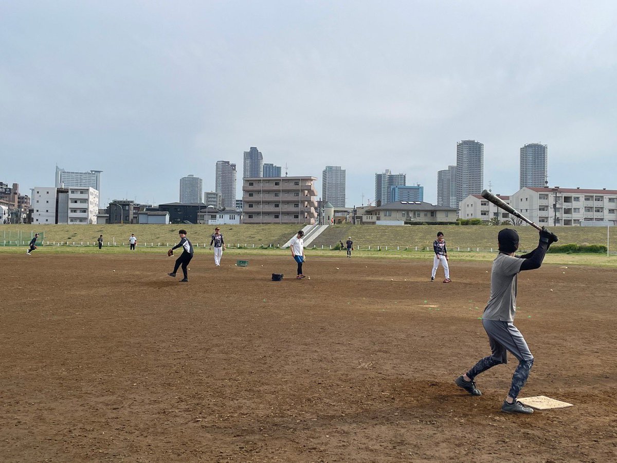 Chuyans_keiouni's tweet photo. 4月19日(水) 新歓練習
今日も全体で40人近くが新丸子河川敷に集まり、活気のある練習となった。
徐々に1年生同士も仲良くなり、緊張が解けてきたように感じる。既に入サーを決めてくれた選手も多く、感謝しかない。
上手い選手も多く、出場機会がなくなるのではと不安に思う気持ちもある､､､(田中) https://t.co/EibXtWWg0a
