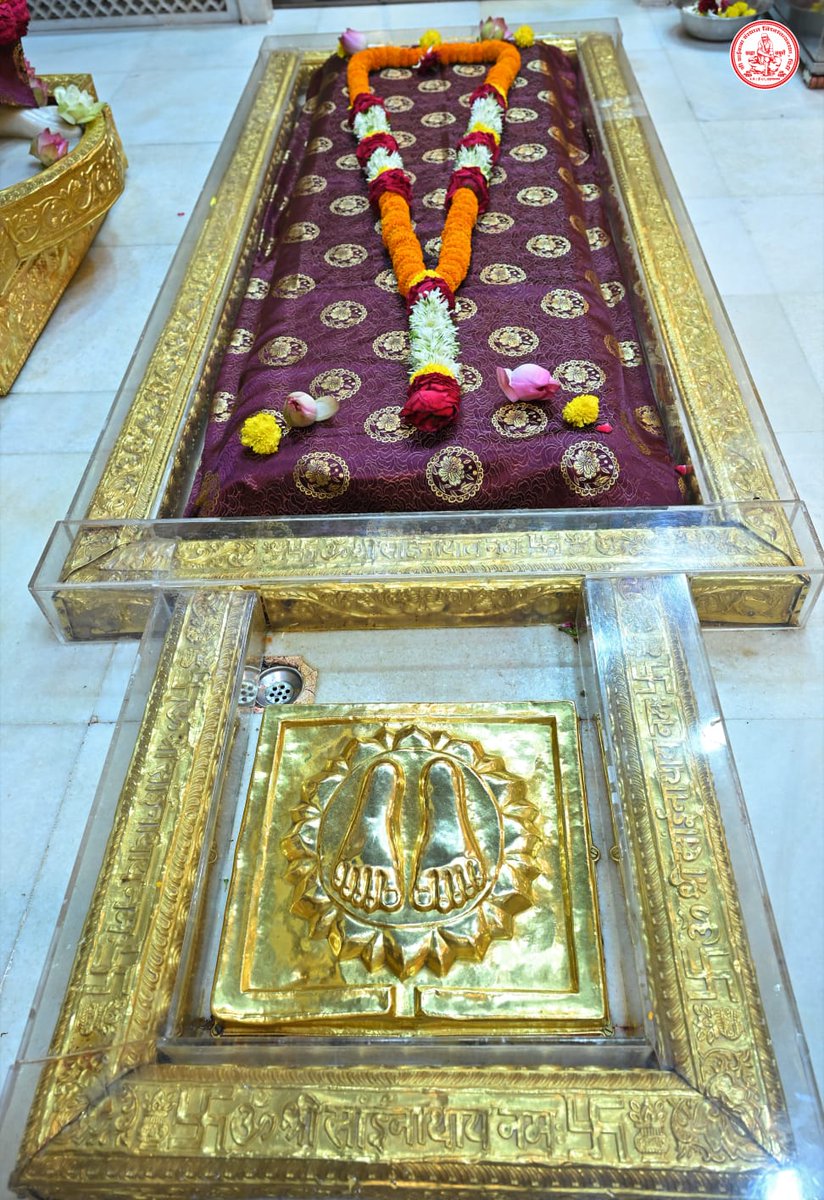 SaiShraddha11's tweet photo. श्री शिरडी साईबाबा धूप आरती दर्शन🙏🏼
🌹बुधवार १९ अप्रैल २०२३🌹
आरती साईबाबा । सौख्यदातार जीवा । चरणरजातली ।
द्यावा दासा विसावा, भक्तां विसावा ।। आ ।।
जाळूनियां अनंग। स्वस्वरूपी राहे दंग ।
मुमुक्षु जनां दावी । निज डोळां श्रीरंग। डोळां श्रीरंग।।
आरती साईबाबा...... https://t.co/Y1P4tlxUxj