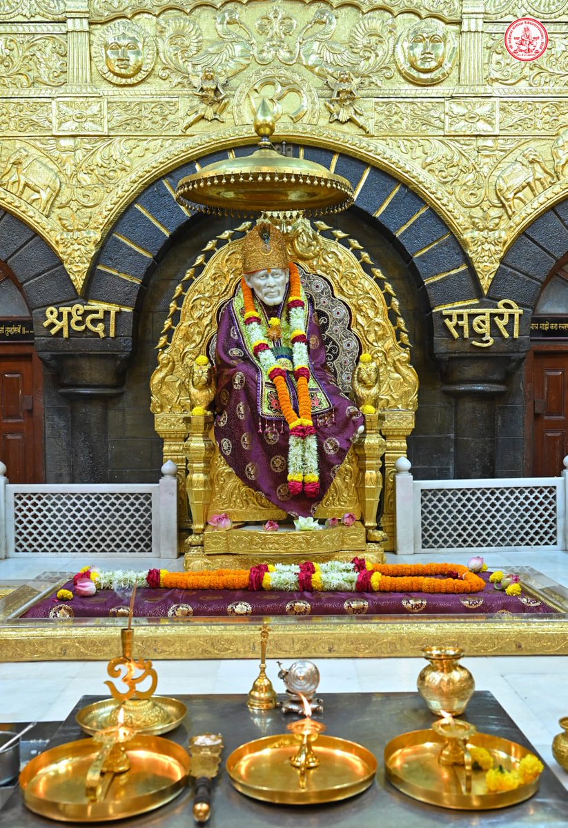SaiShraddha11's tweet photo. श्री शिरडी साईबाबा धूप आरती दर्शन🙏🏼
🌹बुधवार १९ अप्रैल २०२३🌹
आरती साईबाबा । सौख्यदातार जीवा । चरणरजातली ।
द्यावा दासा विसावा, भक्तां विसावा ।। आ ।।
जाळूनियां अनंग। स्वस्वरूपी राहे दंग ।
मुमुक्षु जनां दावी । निज डोळां श्रीरंग। डोळां श्रीरंग।।
आरती साईबाबा...... https://t.co/Y1P4tlxUxj