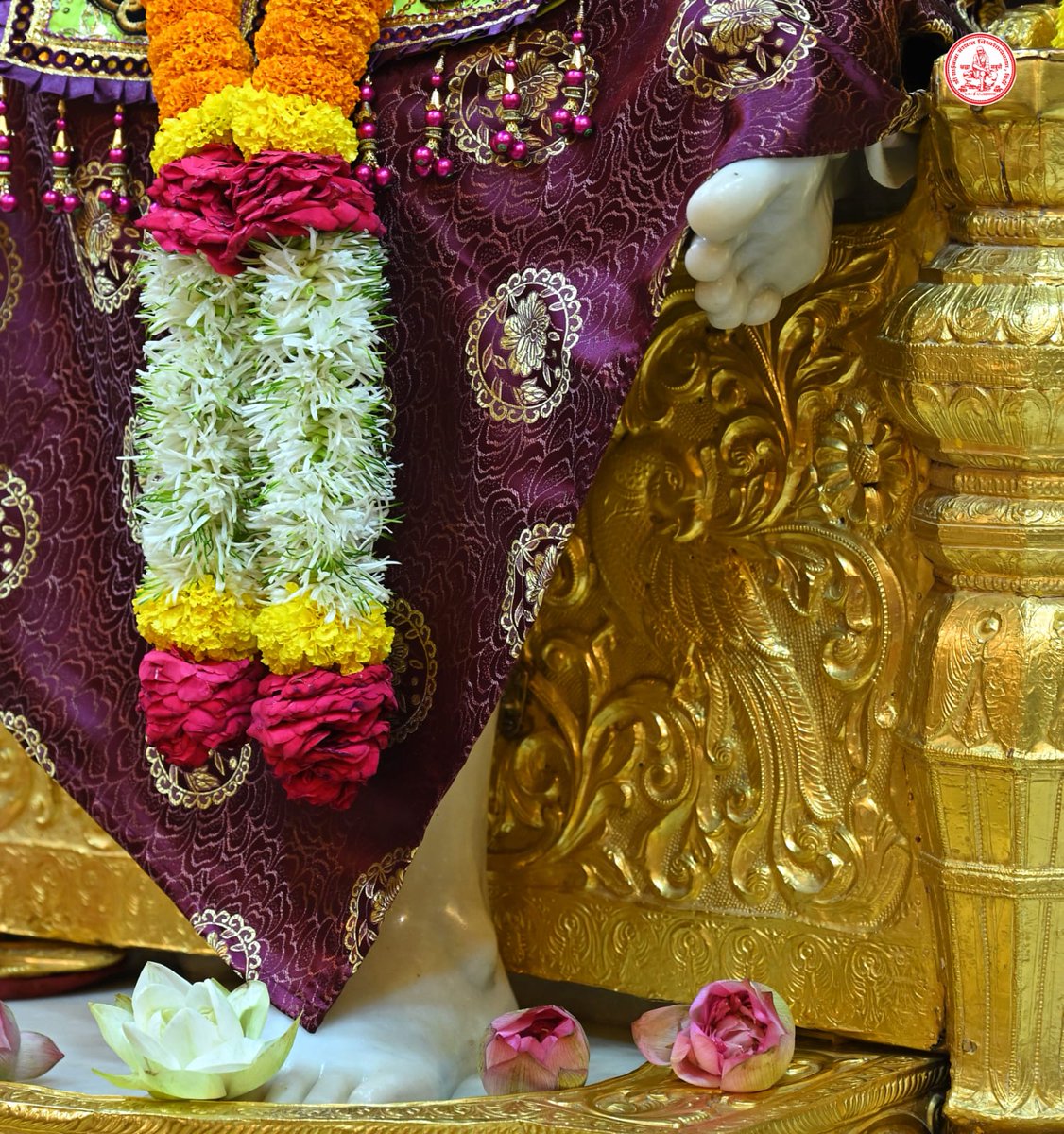 SaiShraddha11's tweet photo. श्री शिरडी साईबाबा धूप आरती दर्शन🙏🏼
🌹बुधवार १९ अप्रैल २०२३🌹
आरती साईबाबा । सौख्यदातार जीवा । चरणरजातली ।
द्यावा दासा विसावा, भक्तां विसावा ।। आ ।।
जाळूनियां अनंग। स्वस्वरूपी राहे दंग ।
मुमुक्षु जनां दावी । निज डोळां श्रीरंग। डोळां श्रीरंग।।
आरती साईबाबा...... https://t.co/Y1P4tlxUxj