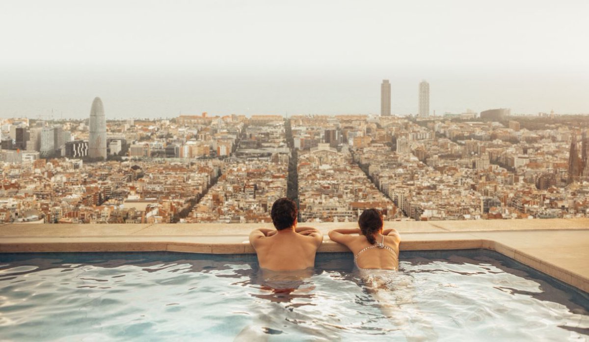 3CatInfo's tweet photo. Un turista d'un hotel de cinc estrelles gasta cinc cops més aigua que un barceloní https://t.co/AeibQIkxAx https://t.co/p19t5X9N94