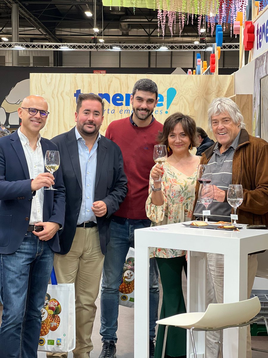 RadioViajera's tweet photo. Como buenos amantes de la gastronomía hoy hemos venido al #SalonGourmet en Madrid 

Y la verdad que no nos hemos podido resistir a disfrutar de la estupenda cata de vinos en #Tenerife 🍷 

Y tu ¿ Estás hoy por el #SalonGourmet ? 😁 https://t.co/UTlJAR8AjF