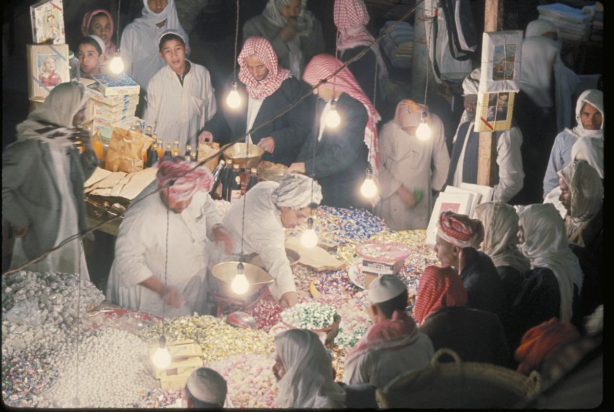 حلويات العيد! 

صورتان التُقطتا عام 1965م بعدسة سعيد الغامدي، تُظهران احتفالات عيد الفطر في مكة المكرمة. أعجبتني الطريقة التي التُقطت بها الصورة من فوق، حيث أظهرت لنا تفاصيل لم نكن سنشاهدها لو كانت التقطت من مستوى الأرض. انظروا إلى تلك الأكشاك! نشرت الصور في مجلة عالم أرامكو 1966