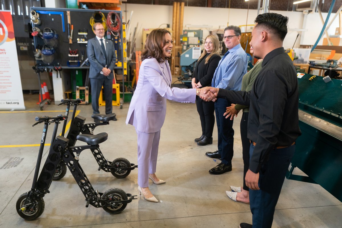 WhiteHouse46's tweet photo. To kick off Earth Week, @VP visited a clean tech incubator in Los Angeles to highlight the importance of entrepreneurs and small businesses in building an equitable clean energy future. https://t.co/Kh2c0Gmwd8