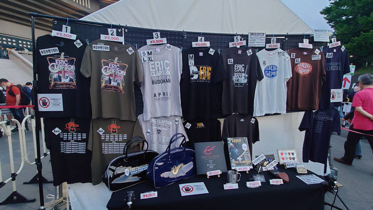 puft2022's tweet photo. #ErickClapton #武道館 2023
21日金曜の公演で通算100回目の武道館ライブとなるそうですが、78歳という年齢を感じさせないパワーと上質な演奏でした🥰前情報通りのセトリできっちり1h45minの公演🎵ブルーのバッグが素敵でジム用に買っちゃいました👜 https://t.co/MWC9cmIoSk