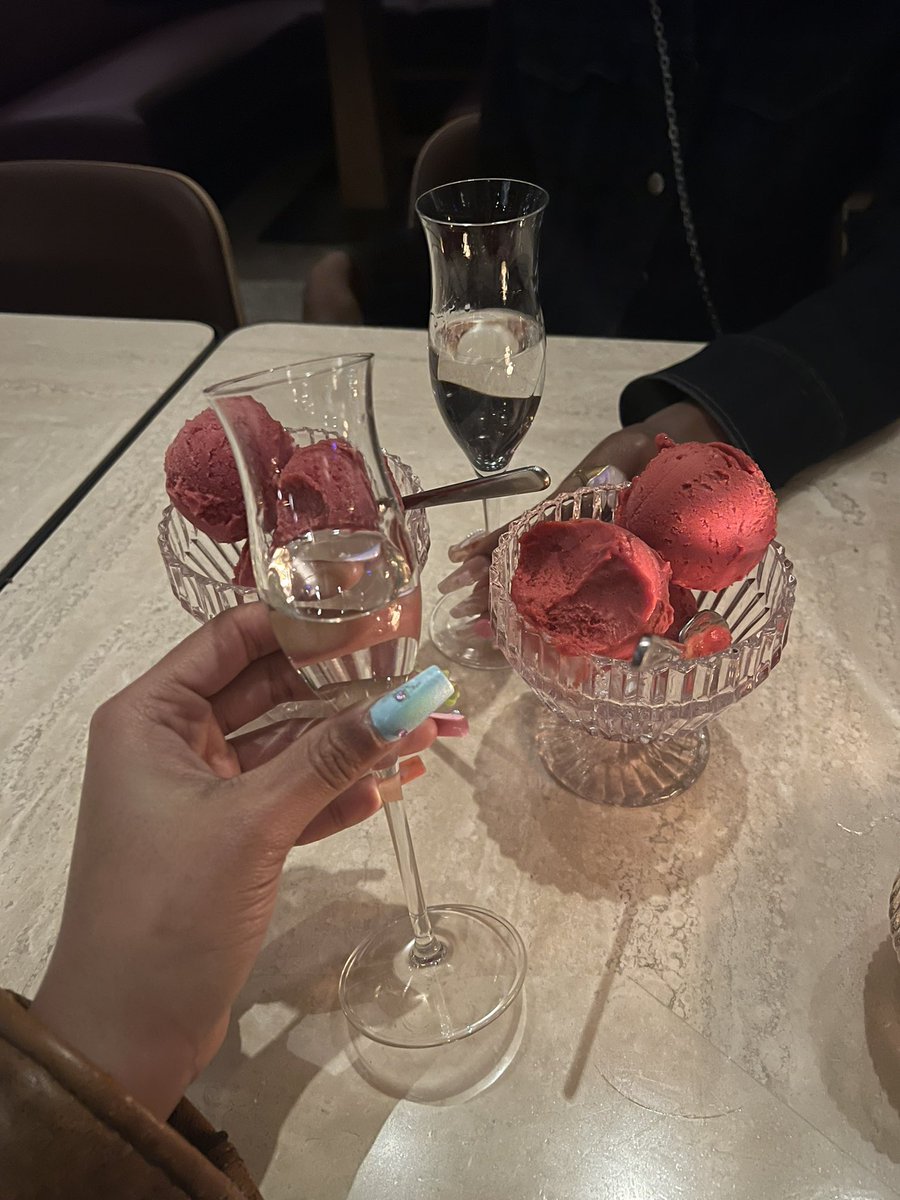 idomyownstuntss's tweet image. I love going out to eat with my best friend
