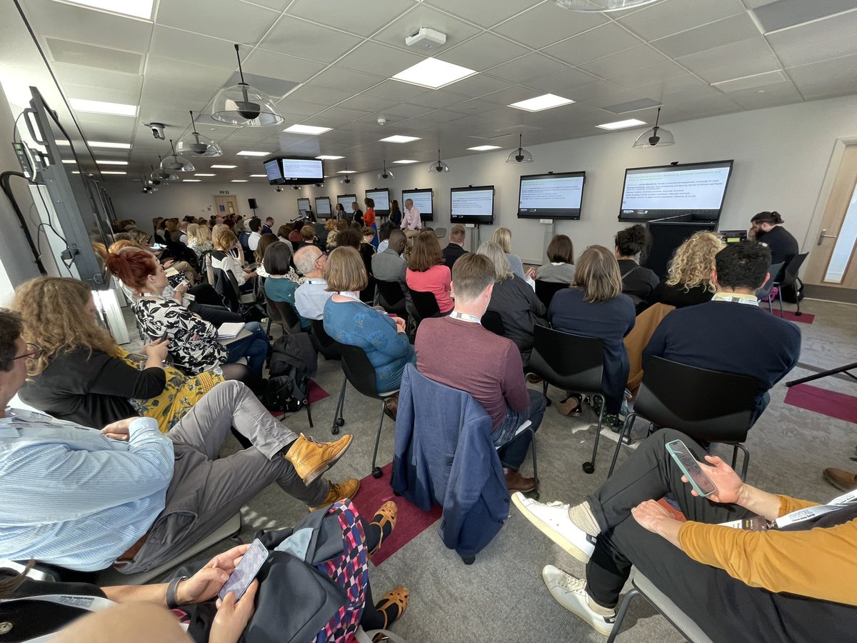 A packed room for “The experience economy: Developing students’ confidence and sense of belonging online” #THEdigitalUK Accessibility and inclusion are strong themes.