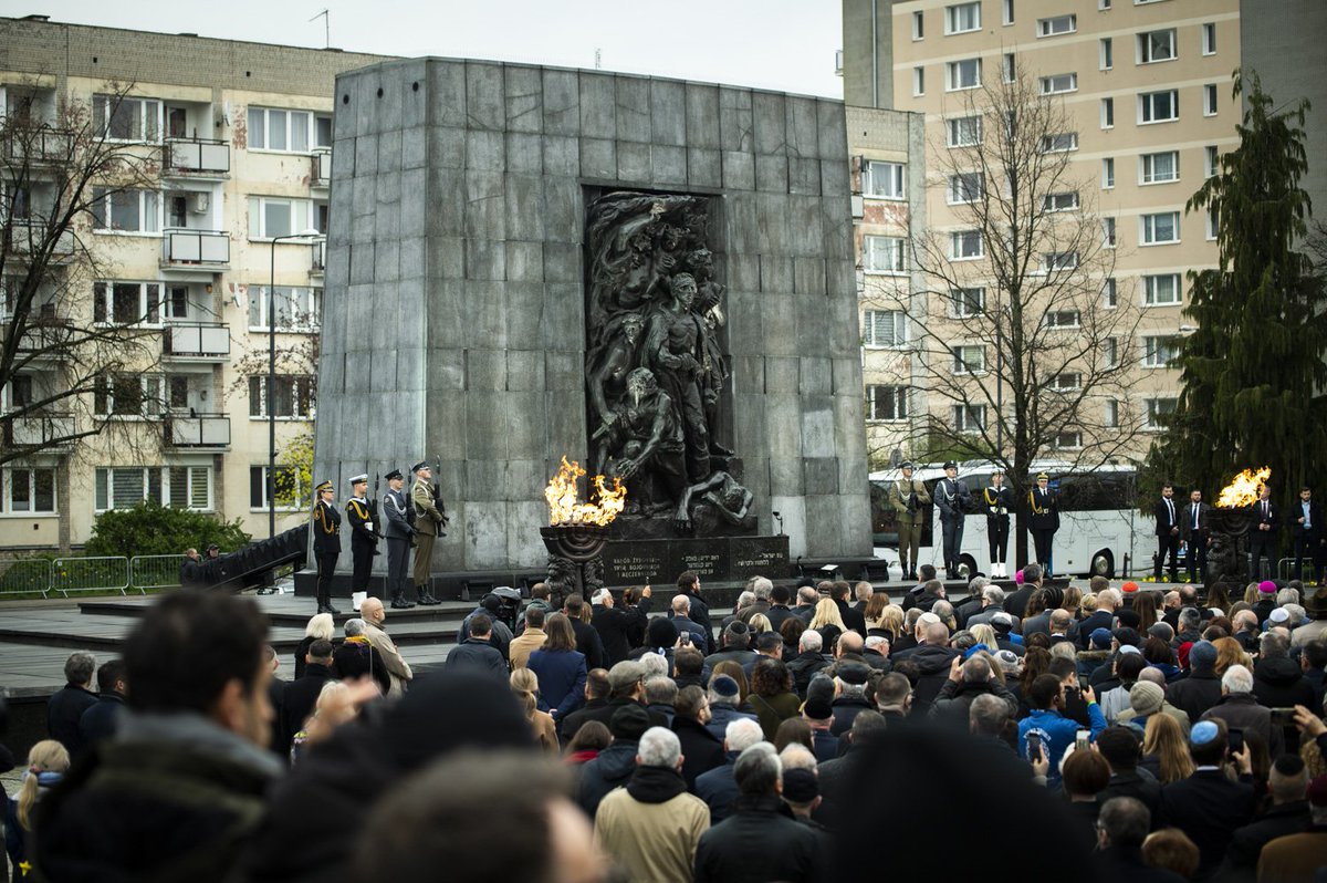 Tragedia holokaustu, tragedia getta, to była wielka tragedia Warszawy. Stolicy wyrwano część serca. Ale wiele z tej żydowskiej Warszawy wciąż w nas żyje. W języku, w kuchni. Każdego dnia tęsknimy za tymi, których straciliśmy. Zawsze będziemy o Was pamiętać. #ŁączyNasPamięć