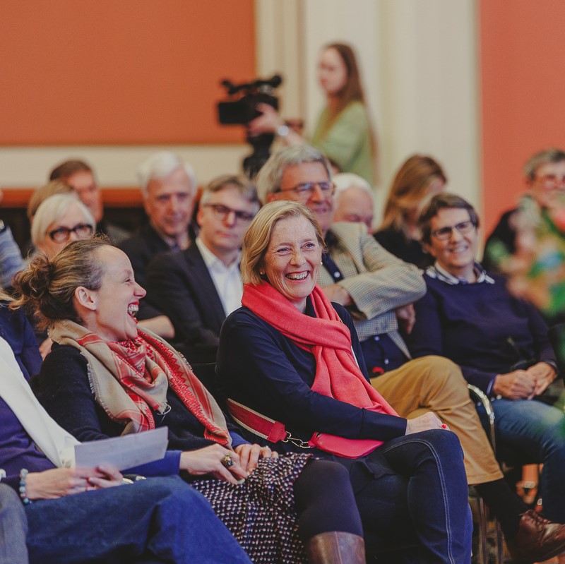 Die 14. Berliner Stiftungswoche ist mit Grußwort der Regierenden Bürgermeisterin von Berlin <a href="/FranziskaGiffey/">Franziska Giffey</a> <a href="/RegBerlin/">Senatskanzlei Berlin</a>, der Stiftungsrede von <a href="/Schroeder_Live/">Florian Schroeder</a> und einem lang ersehnten Austausch zwischen Stiftungskolleg*innen und engagierten Bürger*innen gestartet.