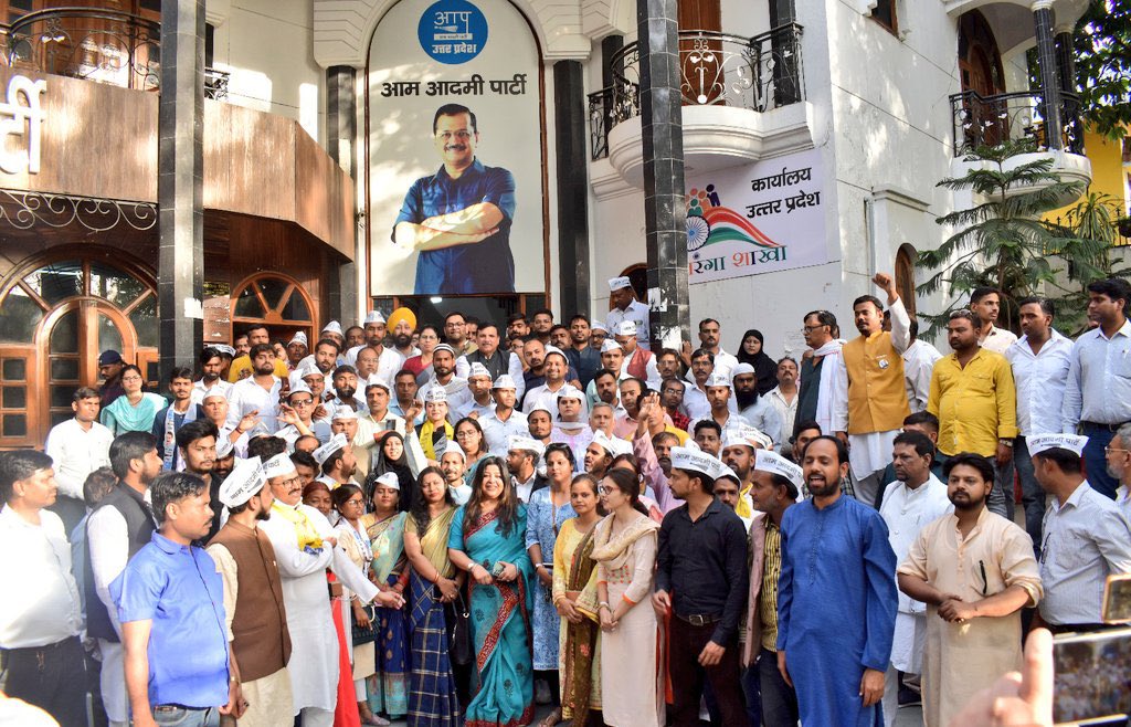 लखनऊ में मेयर और वार्ड प्रत्याशियों के साथ बैठक।
हाउस टैक्स हाफ वाटर टैक्स माफ़ शहर होगा साफ़।
