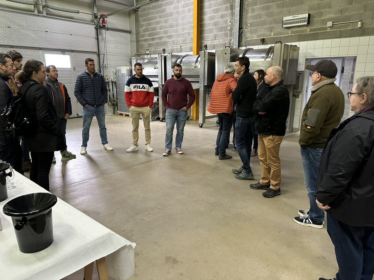 KomlanAvia's tweet photo. Visite dâune dĂ©lĂ©gation des Vignobles Foncalieu @INRAE_Colmar. Des Ă©changes trĂšs productifs et constructifs pour lâavenir. #ResDur #vigne #viticulture #resistance_maladie #INRAE_ResDur @INRAE_France @SvqvUmr https://t.co/RG4N0PCHge
