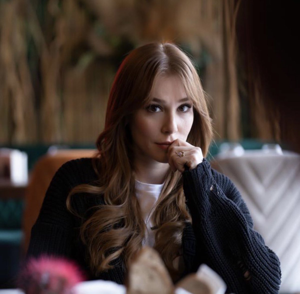 elcinsnews's tweet photo. 📸 #ElçinSangu, “Peri in the house” notuyla #ÇöpAdam’ın bu akşam yayınlanacak 17. bölümünden yeni bir fotoğraf paylaştı. https://t.co/Fc1DgVwQfu