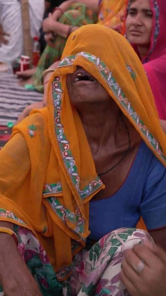 इससे बडी शर्म की बात क्या होगी की राजस्थान  केबिनेट मंत्री महेश जोशी की गुंडागर्दी से परेशान होकर रामप्रसाद मीणा जी ने आत्महत्या कर ली।उनकी माँ, बेटी, भाई के आसूँ सरकार से न्याय की आश लगा कर बैठे है लेकिन सरकार मुहं में दही जमाए बैठे है <a href="/ashokgehlot51/">Ashok Gehlot</a>
<a href="/HansrajMeena/">Hansraj Meena</a> <a href="/TribalArmy/">Tribal Army</a>