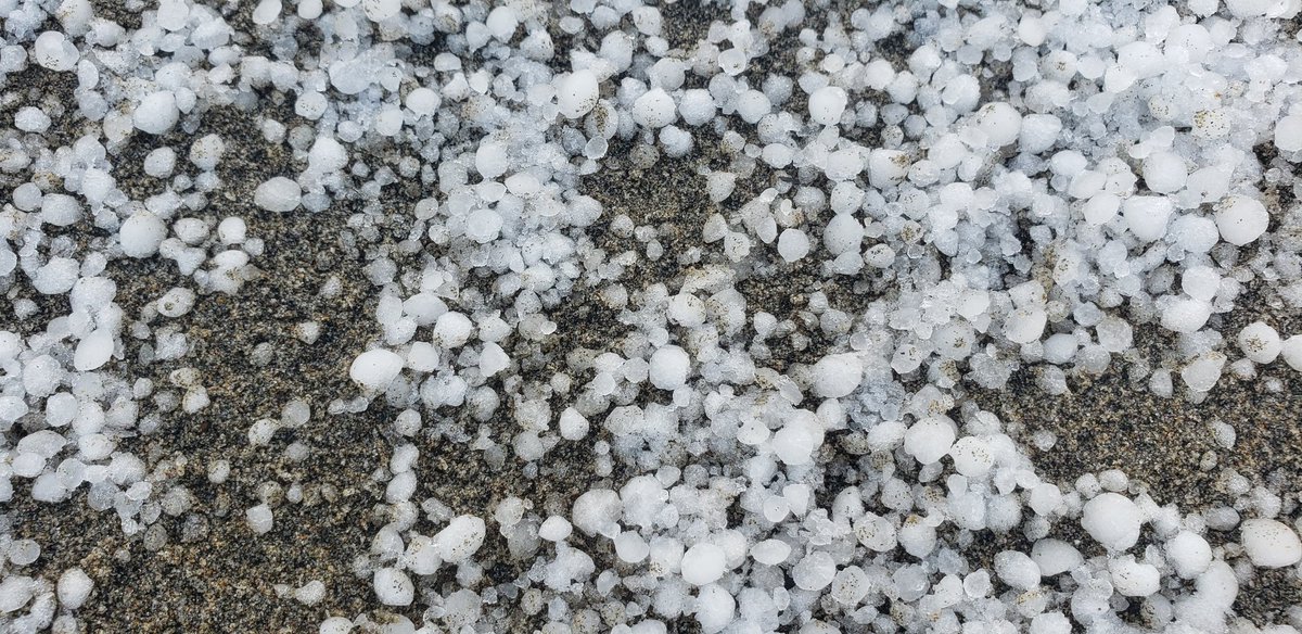 KGWphotog's tweet image. What the hail? Kinda chilly in Seaside. @KGWNews #hailstorm #Oregon