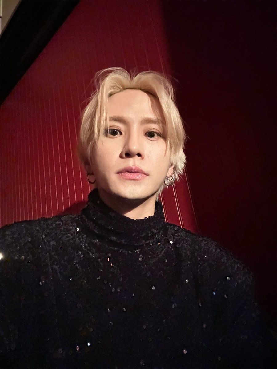 young11207's tweet photo. 꽃향기만 남기고 갔단다,,, https://t.co/hlR8lvNu6d