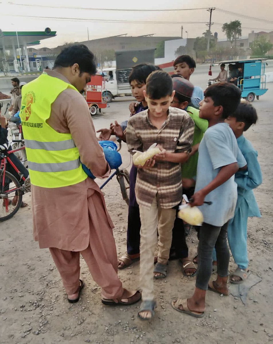 _Alms360's tweet photo. Iftar Distribution in Muridke by Lahore Chapter.
This Ramzan give your Zakat to ALMS360 Foundation.
#alms360 #helpinghands #helpothers #help #charity #pakistan #donation #ramzan #donate #ramzanmubarak #ramzan2023 #eidmubarik #eid2023 #eid #children #eidmubarak https://t.co/Izx5JqHjeC