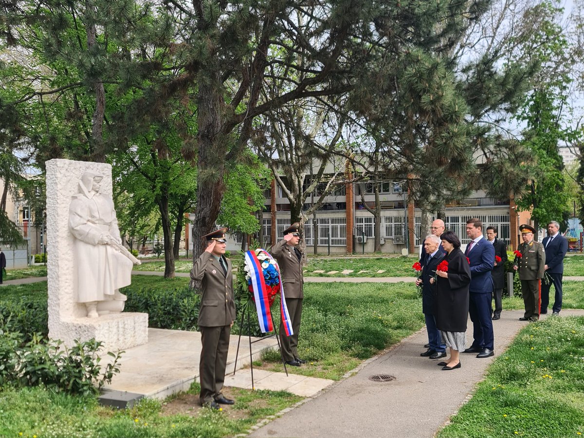 AmbasadaRusije's tweet photo. 19 апреля члены Совета Федерации Елена Афанасьева, Владимир Круглый и Андрей Чернышев, Посол России в Сербии Александр Боцан-Харченко и атташе по вопросам обороны Александр Зинченко почтили память павших за освобождение Белграда советских и югославских воинов. https://t.co/bGYZzkoYkm
