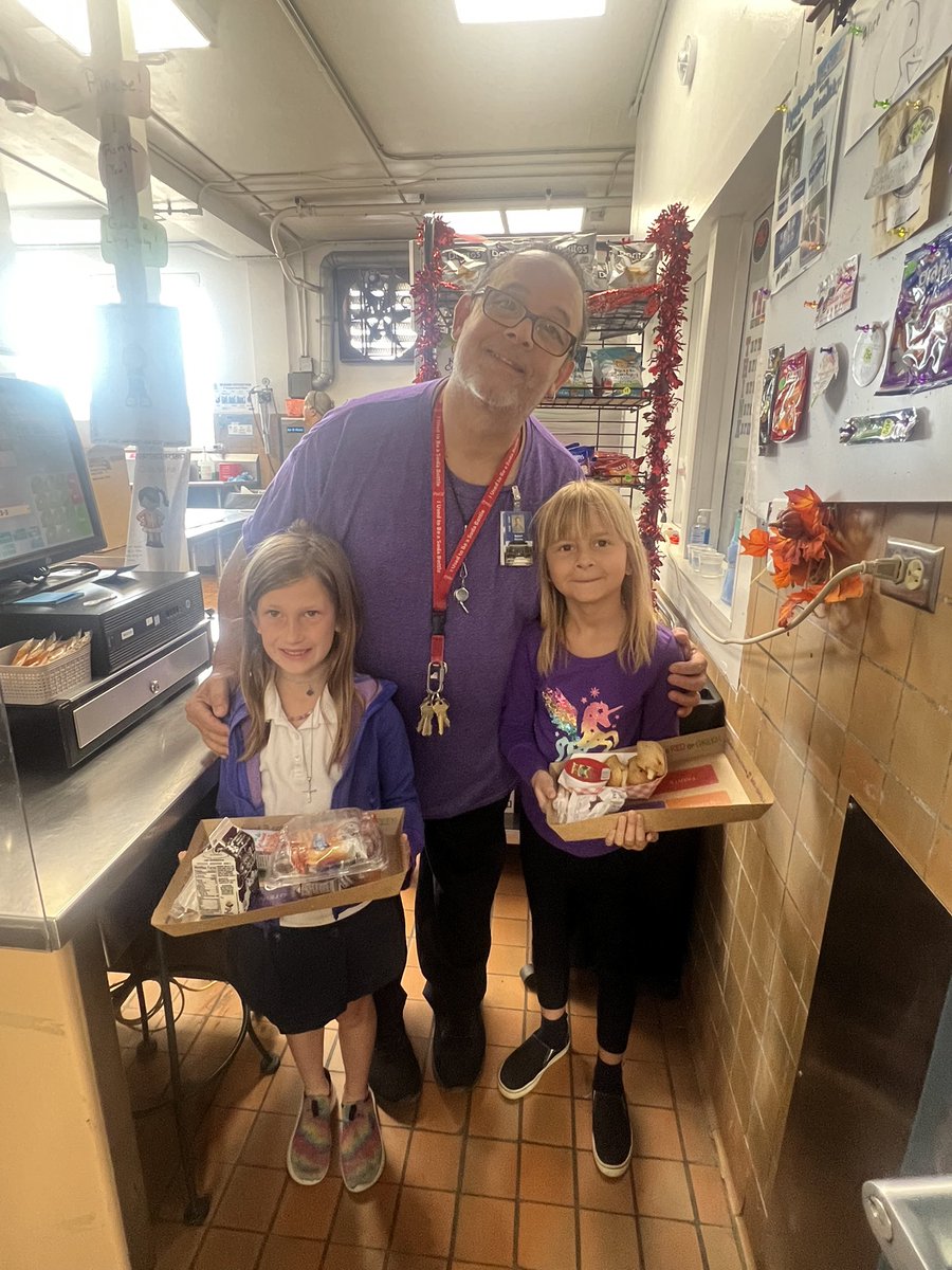 Anderson_Eagles's tweet photo. Anderson supports our military families! We “Purple Up!” to show our support! 🦅📚😊🇺🇸@a4lclub @MilitaryChild https://t.co/B8YclDWcq8