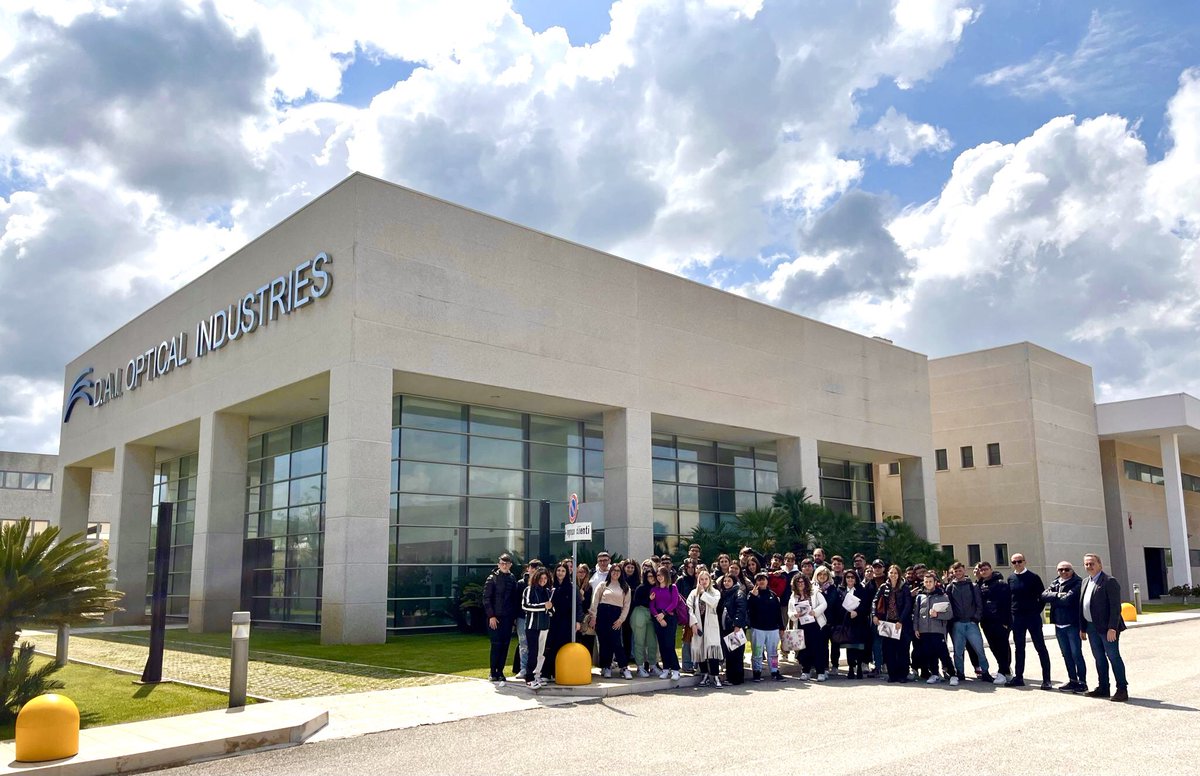 Miriana_co's tweet photo. I nostri alunni del corso ottico in visita alla DAI Optical Industries di Molfetta, azienda leader nel settore ottico in Italia @LisideTaranto @DaiOptical1 https://t.co/wjU61MoysX