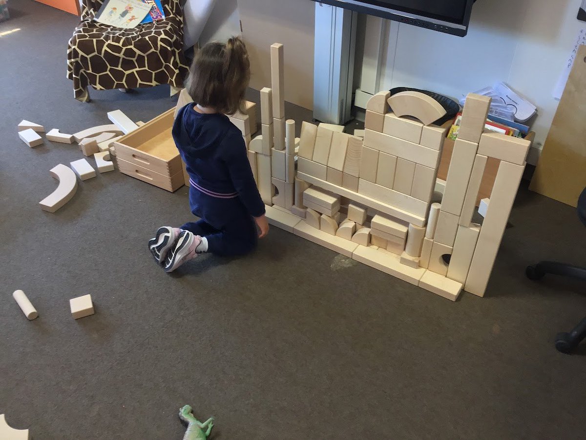 Simon_Gregg's tweet photo. This student in Sun Class (PK) built an impressive house #UnitBlocks https://t.co/Lvx3rEA90x