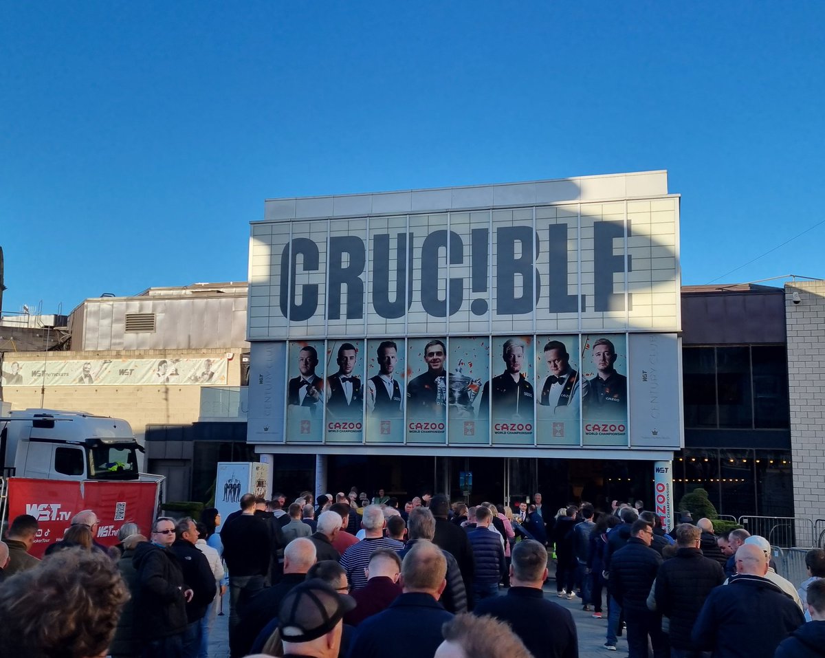 mazymixer's tweet photo. I wonder why the security queues are so long this evening? #Paintgate https://t.co/9ghYG1RLWq