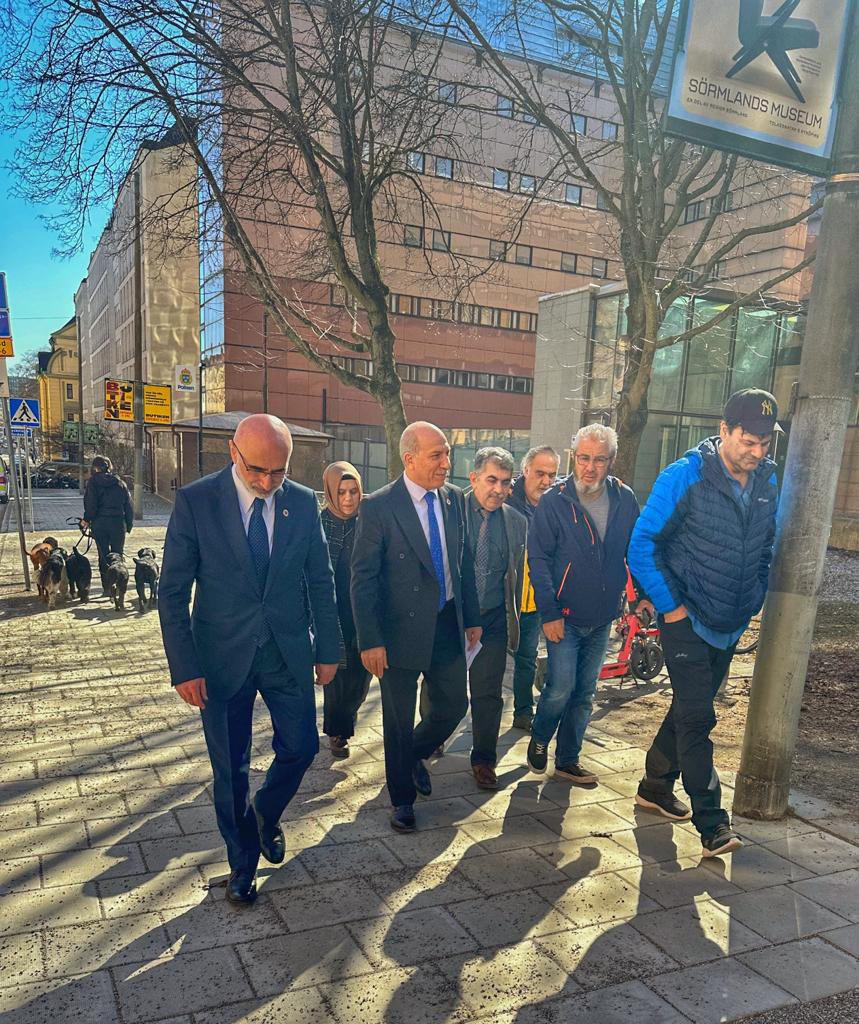 avyasinsamli's tweet photo. Yüce Kitabımız Kur'an-ı Kerim'e yapılan saldırı nedeniyle İsveç, Stockholm ve Danimarka, Kopenhag'da Baromuz adına suç duyurusunda bulunduk. Siz değerli dostlarımızı Yarın saat 11'de basın açıklaması ve hasbihal için Baro Genel Merkezimize davet ediyorum. Teşrifinizi bekliyoruz. https://t.co/wannkX63zt