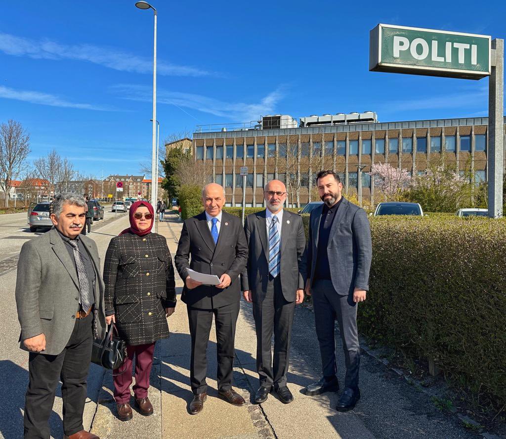 avyasinsamli's tweet photo. Yüce Kitabımız Kur'an-ı Kerim'e yapılan saldırı nedeniyle İsveç, Stockholm ve Danimarka, Kopenhag'da Baromuz adına suç duyurusunda bulunduk. Siz değerli dostlarımızı Yarın saat 11'de basın açıklaması ve hasbihal için Baro Genel Merkezimize davet ediyorum. Teşrifinizi bekliyoruz. https://t.co/wannkX63zt