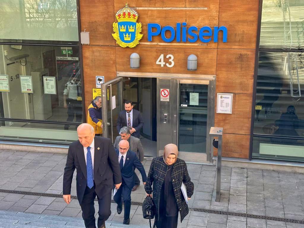 avyasinsamli's tweet photo. Yüce Kitabımız Kur'an-ı Kerim'e yapılan saldırı nedeniyle İsveç, Stockholm ve Danimarka, Kopenhag'da Baromuz adına suç duyurusunda bulunduk. Siz değerli dostlarımızı Yarın saat 11'de basın açıklaması ve hasbihal için Baro Genel Merkezimize davet ediyorum. Teşrifinizi bekliyoruz. https://t.co/wannkX63zt
