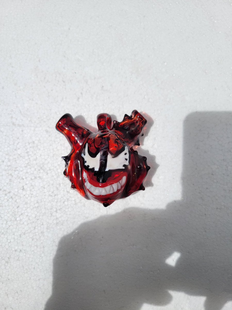 FreewaysGlass's tweet photo. Carnage kitty pendant rig just over 3.25 inches tall. 2.75 inches wide. Available here or my insta @freewaysart  #carnage #pendant  #microrig #kitty #carnagekitty #pendantrig #glassart #Symbiote #Symbioteart #carnageart #sculptedglass #glassart https://t.co/LGWHfAEDxv