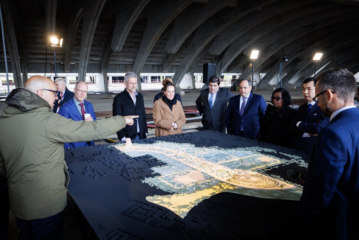 Expo2030Roma's tweet photo. 🇮🇹 SESSIONE POMERIDIANA: IL PROGETTO DEL SITO ESPOSITIVO

I rappresentanti del BIE hanno visitato gli studi di Cinecittà accolti dal Ministro della Cultura Gennaro Sangiuliano.
I lavori della visita sono proseguiti presso le Vele di Calatrava, sito scelto per l'esposizione con l'intervento di apertura del Ministro per le Disabilità Alessandra Locatelli.
Durante questa sessione di lavori gli architetti Carlo Ratti e Matteo Gatto hanno sveltato il plastico di Expo 2030 Roma.

🇬🇧 AFTERNOON SESSION: THE EXHIBITION SITE PROJECT

The Bureau International des Expositions (BIE) representatives visited the Cinecittà studios, welcomed by Minister of Culture Gennaro Sangiuliano.
The visit continued at the Vele di Calatrava, the site chosen for the exhibition, with an opening speech by the Minister for Disabilities Alessandra Locatelli.
During this session, architects Carlo Ratti and Matteo Gatto unveiled the model of Expo 2030 Rome.

#CantWaitForExpo2030Roma #AllTogetherForExpo2030Roma #Expo2030Roma