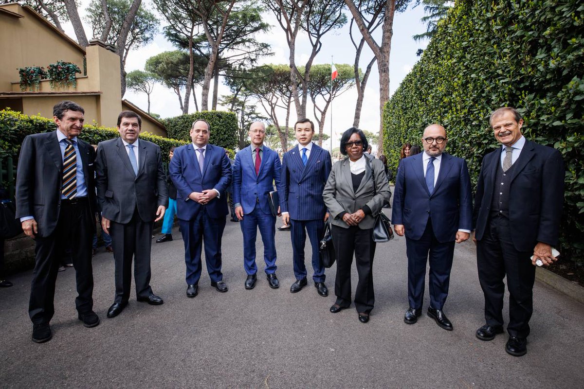 Expo2030Roma's tweet photo. 🇮🇹 SESSIONE POMERIDIANA: IL PROGETTO DEL SITO ESPOSITIVO

I rappresentanti del BIE hanno visitato gli studi di Cinecittà accolti dal Ministro della Cultura Gennaro Sangiuliano.
I lavori della visita sono proseguiti presso le Vele di Calatrava, sito scelto per l'esposizione con l'intervento di apertura del Ministro per le Disabilità Alessandra Locatelli.
Durante questa sessione di lavori gli architetti Carlo Ratti e Matteo Gatto hanno sveltato il plastico di Expo 2030 Roma.

🇬🇧 AFTERNOON SESSION: THE EXHIBITION SITE PROJECT

The Bureau International des Expositions (BIE) representatives visited the Cinecittà studios, welcomed by Minister of Culture Gennaro Sangiuliano.
The visit continued at the Vele di Calatrava, the site chosen for the exhibition, with an opening speech by the Minister for Disabilities Alessandra Locatelli.
During this session, architects Carlo Ratti and Matteo Gatto unveiled the model of Expo 2030 Rome.

#CantWaitForExpo2030Roma #AllTogetherForExpo2030Roma #Expo2030Roma