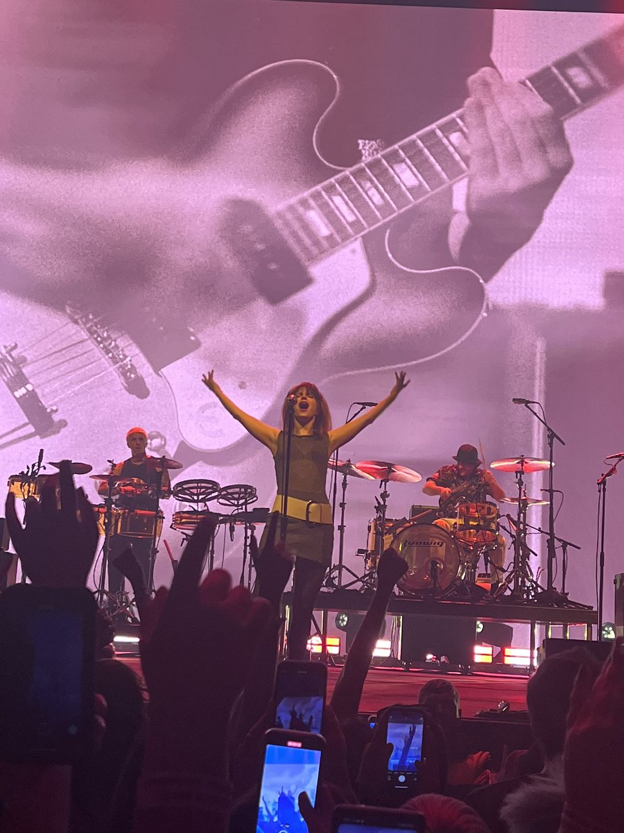 laurajones999's tweet photo. never sobbed so much in my life @paramore #paramoremanchester https://t.co/eleG0BjBbR