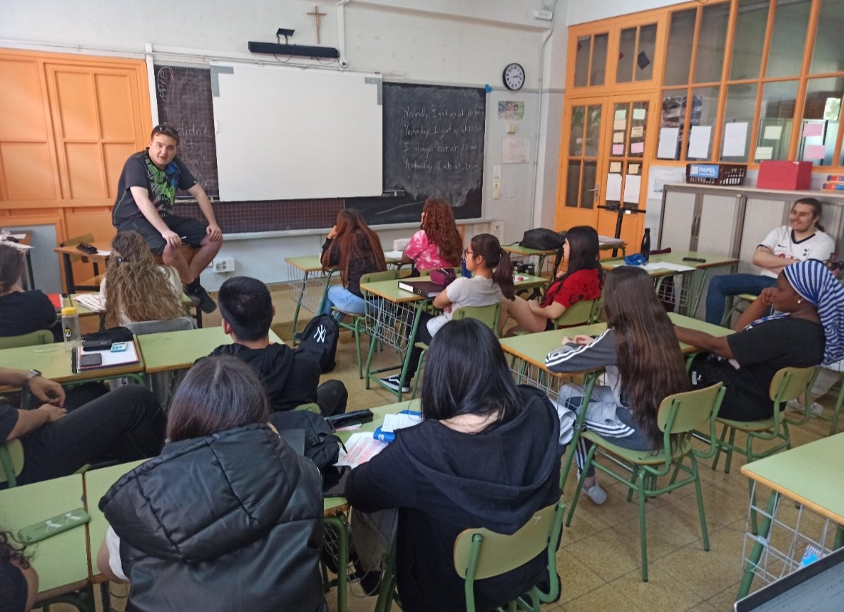 colegiovedruna's tweet photo. Los alumnos de CFGB han recibido la visita de Rodrigo Nieto, antiguo alumno de FPB de nuestro colegio. Está terminando el grado superior de FP en sistemas informáticos y ha compartido con ellos su experiencia y la importancia de esforzarse para cumplir sus sueños. #somosvedruna https://t.co/8jcrXbbOn1