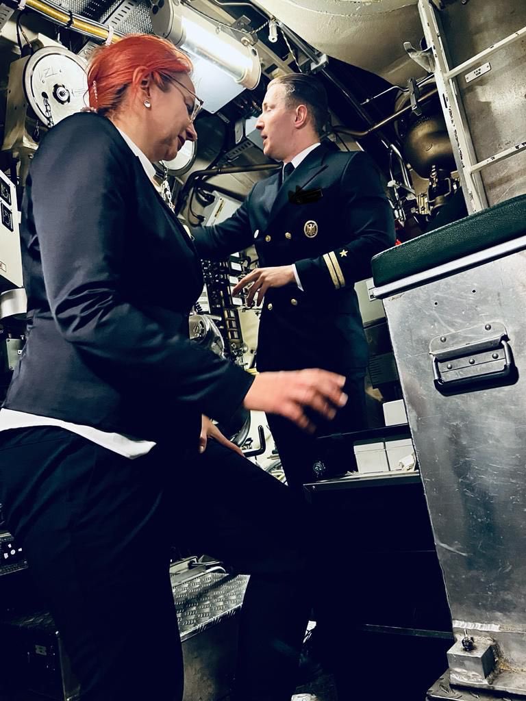 ComDeuSubSqn's tweet photo. Heute besuchte uns die POLAD des @chiefdeunavy Vielen Dank für den klasse Besuch und die tollen Gespräche! Wichtig ist Transparenz in alle Richtungen und das wurde heute gelebt. Wir freuen uns auf ein Wiedersehen! #deutschemarine #flot1deunavy #einsatzflottille1 #Marine #u212a https://t.co/SK0ZR1NHyR