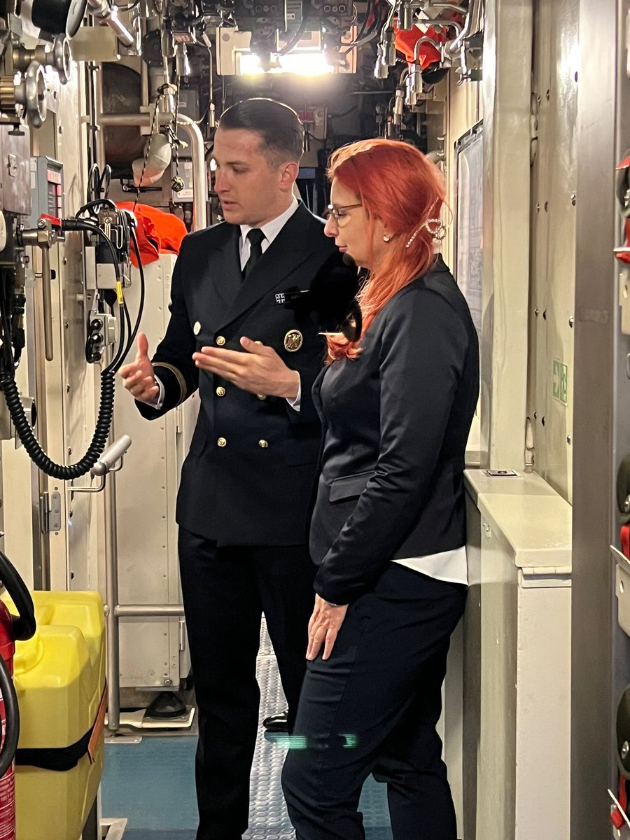 ComDeuSubSqn's tweet photo. Heute besuchte uns die POLAD des @chiefdeunavy Vielen Dank für den klasse Besuch und die tollen Gespräche! Wichtig ist Transparenz in alle Richtungen und das wurde heute gelebt. Wir freuen uns auf ein Wiedersehen! #deutschemarine #flot1deunavy #einsatzflottille1 #Marine #u212a https://t.co/SK0ZR1NHyR