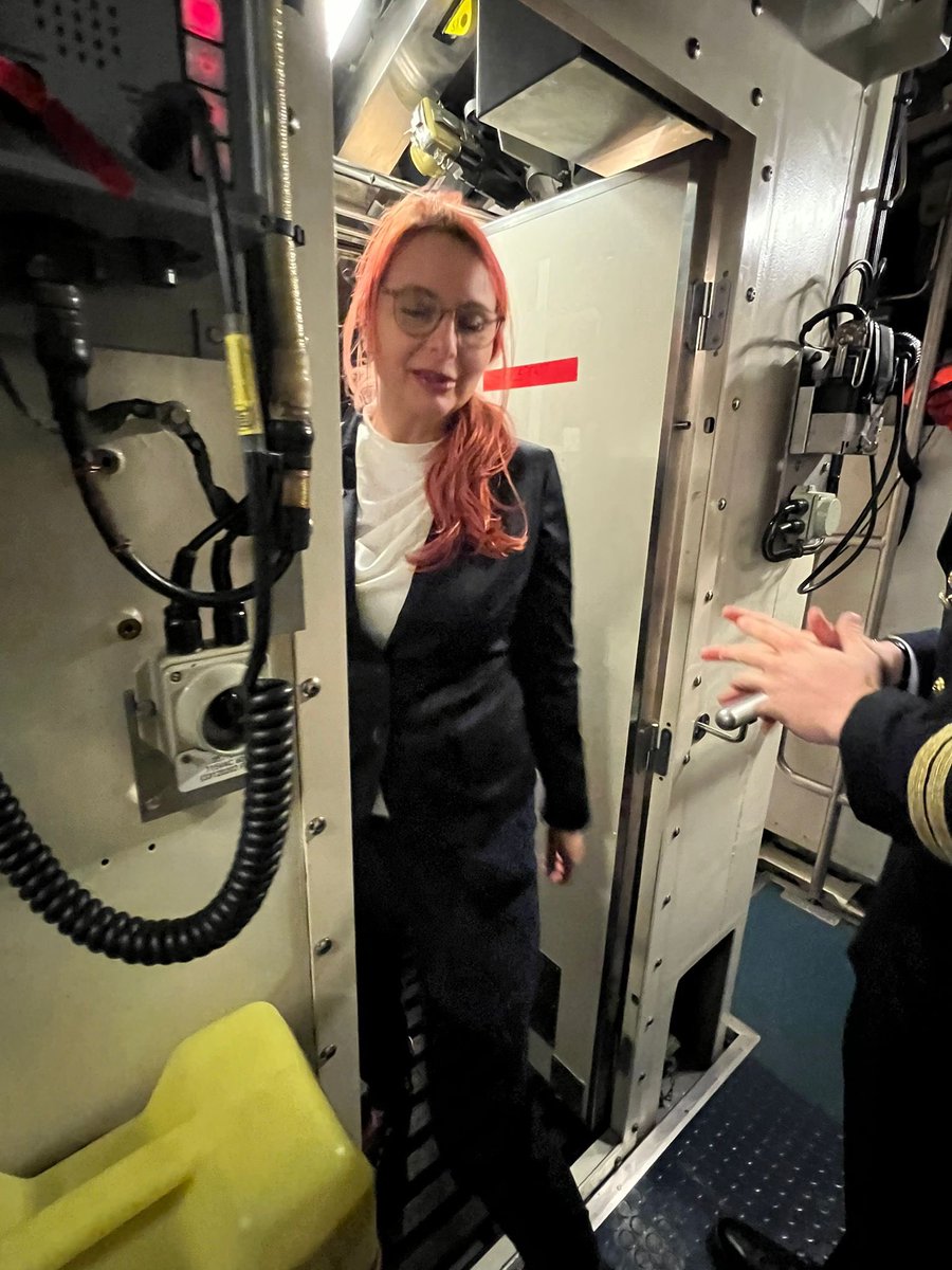 ComDeuSubSqn's tweet photo. Heute besuchte uns die POLAD des @chiefdeunavy Vielen Dank für den klasse Besuch und die tollen Gespräche! Wichtig ist Transparenz in alle Richtungen und das wurde heute gelebt. Wir freuen uns auf ein Wiedersehen! #deutschemarine #flot1deunavy #einsatzflottille1 #Marine #u212a https://t.co/SK0ZR1NHyR