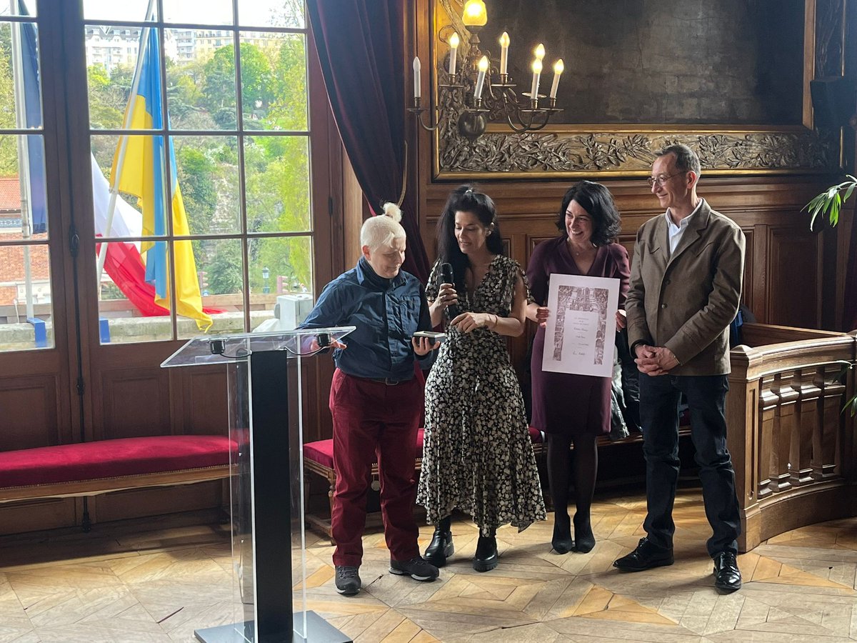 FrancoisDagnaud's tweet photo. C’est un honneur d’avoir participé à la remise de médaille de la Ville de Paris à @CyJungEcrivaine par @OliviaPolski pour son combat pour l’accessibilité. En juin 2022, Cécyle a été la première personne déficiente visuelle assesseure dans un bureau de vote français (dans le 19e!) https://t.co/CxD2tdz4Ro