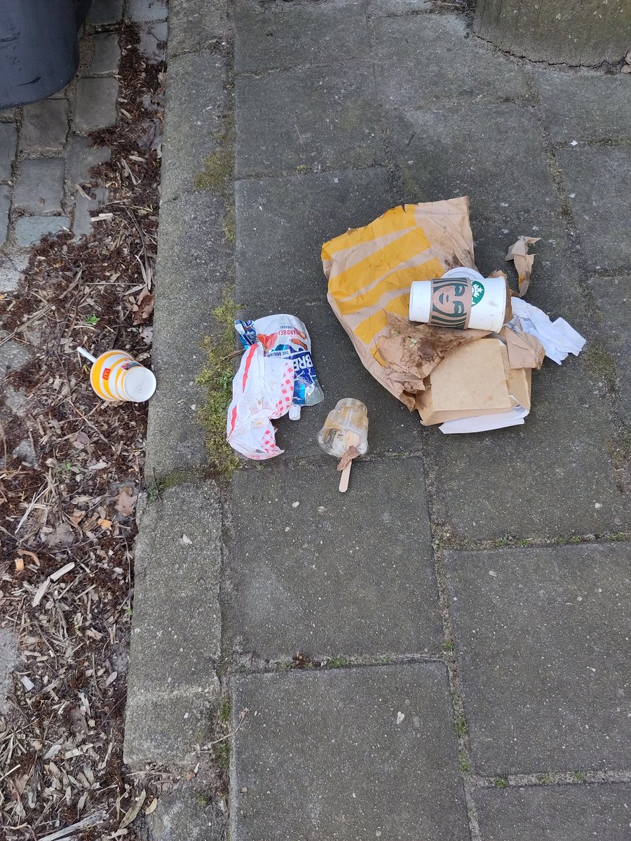 MarcoBonisimo's tweet photo. Waarom geven ze bij @McDonaldsNL en @starbucksnl überhaupt verpakking mee als mensen dat weg gooien. #beetjegenoegvantroepopruimenvandemultinationals https://t.co/BxbWK9qRDO