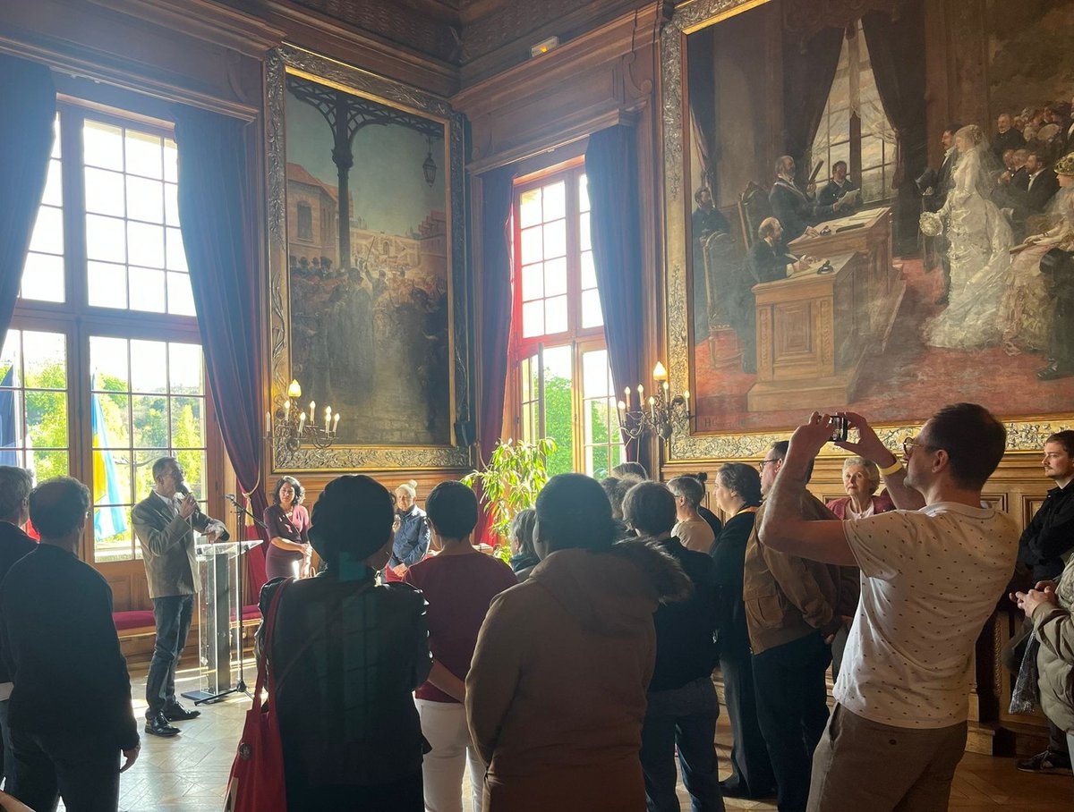 FrancoisDagnaud's tweet photo. C’est un honneur d’avoir participé à la remise de médaille de la Ville de Paris à @CyJungEcrivaine par @OliviaPolski pour son combat pour l’accessibilité. En juin 2022, Cécyle a été la première personne déficiente visuelle assesseure dans un bureau de vote français (dans le 19e!) https://t.co/CxD2tdz4Ro