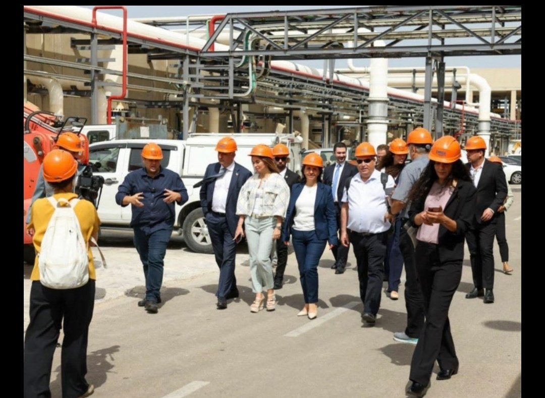 بنویسید؛ پهلوی ها حتی وقتی در قدرت نبودند هم فکری نداشتند جزء ساختن ایران.
#من_وکالت_میدهم