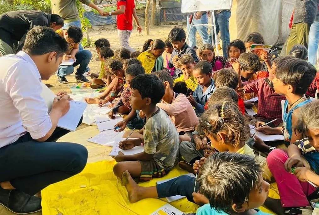 Ishtfoundation's tweet photo. रोजाना कुछ नया सीखने की चाह में @Ishtfoundation द्वारा संचालित #सेक्टर_82 स्थित पाठशाला में इन नन्हें बच्चों की संख्या बढ़ती ही जा रही है। #सकारात्मक_ऊर्जा के साथ किया गया कार्य निश्चित ही सकारात्मक परिणाम लेकर आता है।ये बात इन #सितारों ने सच साबित कर दिखाई है। 
#kids #education https://t.co/dFByrEvru4