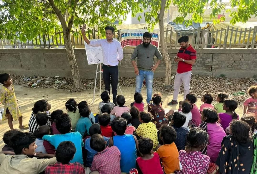 Ishtfoundation's tweet photo. रोजाना कुछ नया सीखने की चाह में @Ishtfoundation द्वारा संचालित #सेक्टर_82 स्थित पाठशाला में इन नन्हें बच्चों की संख्या बढ़ती ही जा रही है। #सकारात्मक_ऊर्जा के साथ किया गया कार्य निश्चित ही सकारात्मक परिणाम लेकर आता है।ये बात इन #सितारों ने सच साबित कर दिखाई है। 
#kids #education https://t.co/dFByrEvru4