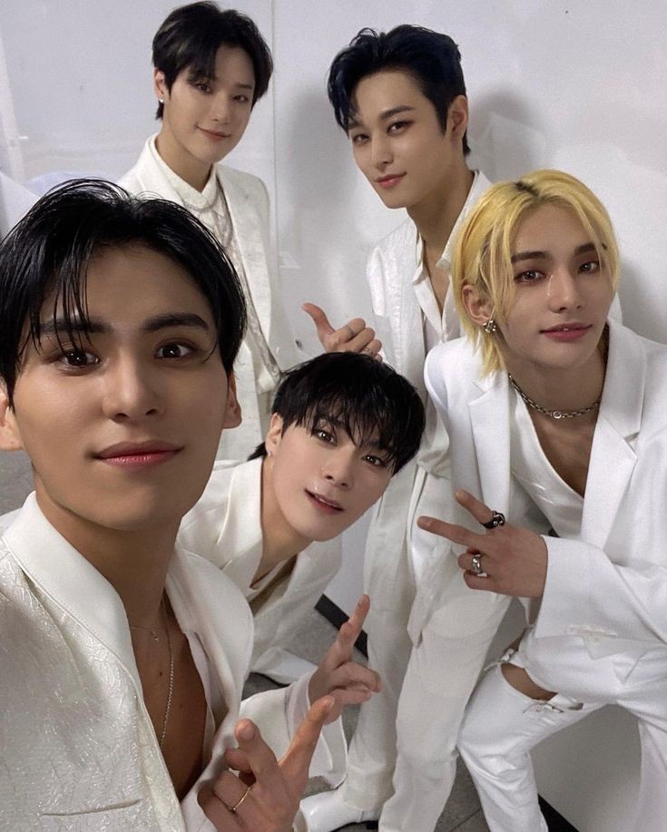 cchhyunjinista's tweet photo. Sabemos que esta noticia ah caído como balde de agua fría a la comunidad, Moonbin fue un gran amigo y hyung de nuestro Hyunjin, les pedimos respeto a la situación y que porfavor abstengan comentarios innecesarios, así mismo les pedimos mostrar apoyo y respeto. Love you Moonbin 💕 https://t.co/o2c6Y9wdSc