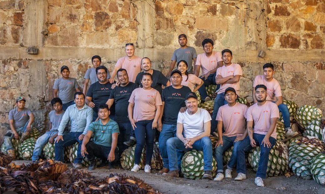 nvinoticiasoax's tweet photo. Los actores Aaron Paul y Bryan Cranston, la famosa dupla de la serie Breaking Bad, anunciaron que la marca de mezcal que lanzaron recientemente, "Dos Hombres" donará sus ganancias a la población de San Luis del Río, #Oaxaca. https://t.co/HuIszwj9Fc