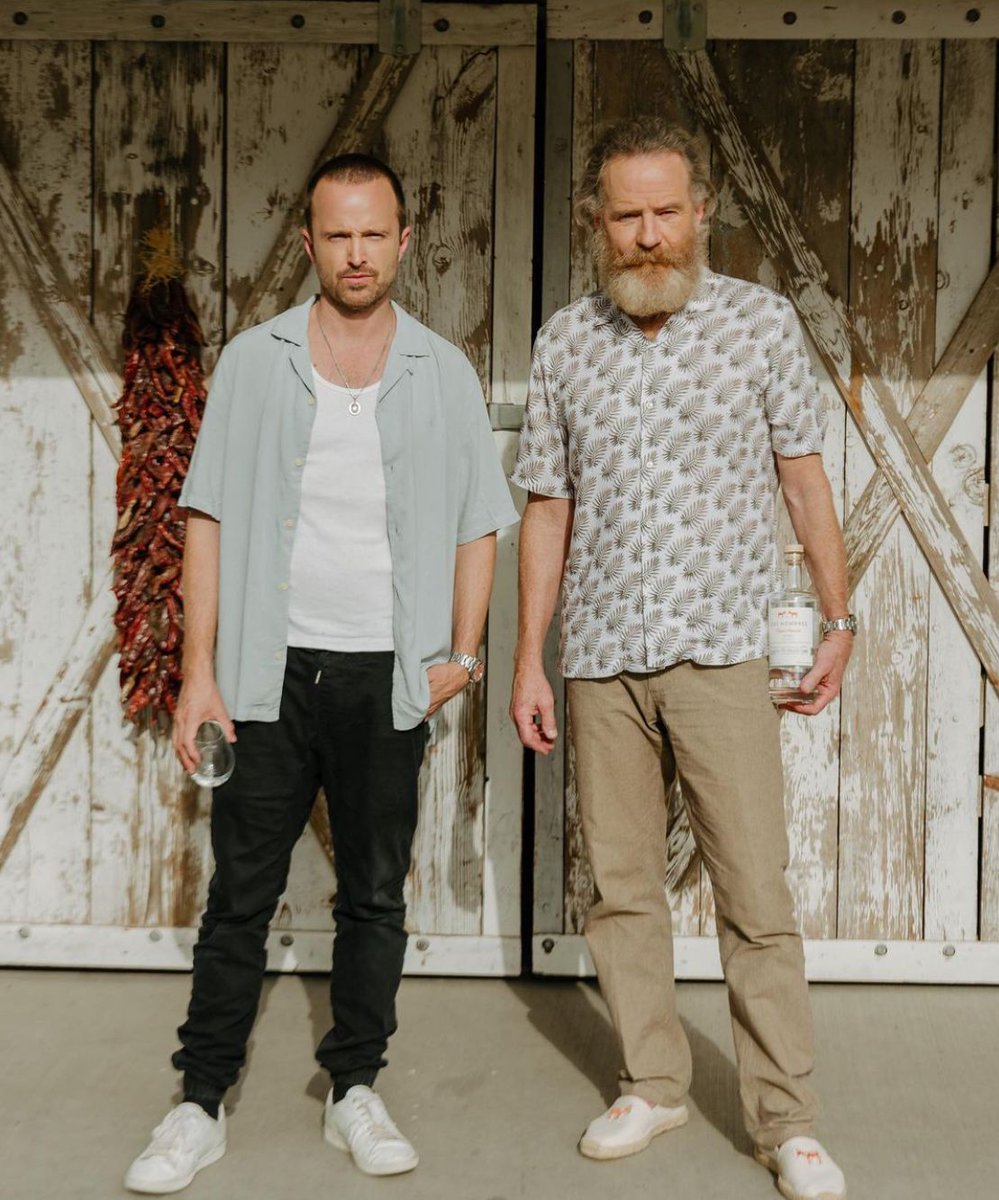 nvinoticiasoax's tweet photo. Los actores Aaron Paul y Bryan Cranston, la famosa dupla de la serie Breaking Bad, anunciaron que la marca de mezcal que lanzaron recientemente, "Dos Hombres" donará sus ganancias a la población de San Luis del Río, #Oaxaca. https://t.co/HuIszwj9Fc