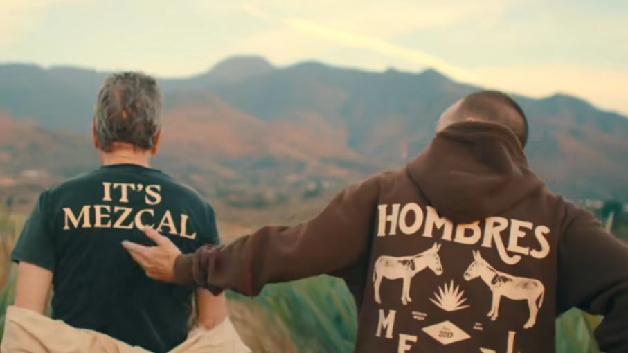 nvinoticiasoax's tweet photo. Los actores Aaron Paul y Bryan Cranston, la famosa dupla de la serie Breaking Bad, anunciaron que la marca de mezcal que lanzaron recientemente, "Dos Hombres" donará sus ganancias a la población de San Luis del Río, #Oaxaca. https://t.co/HuIszwj9Fc