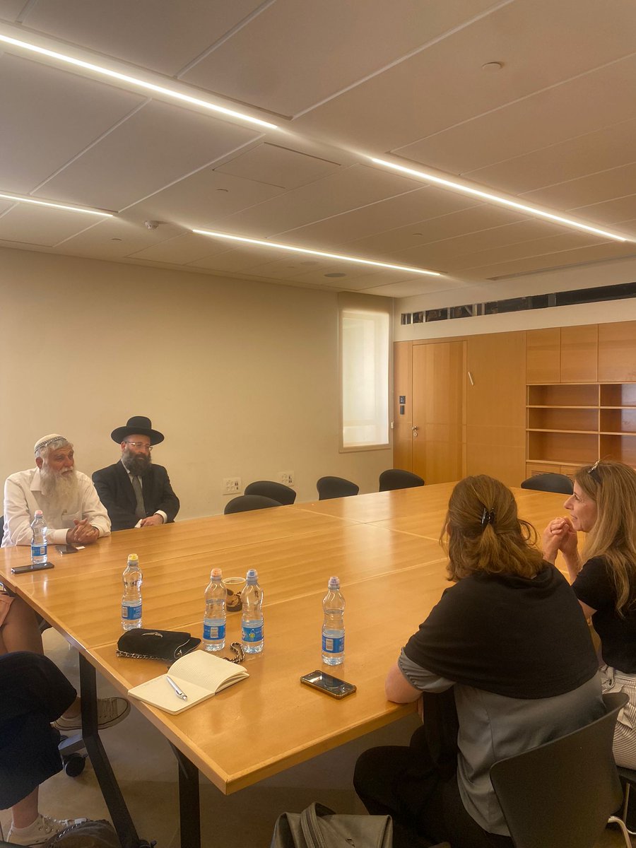 ShuliDavidovich's tweet photo. שמחנו להתארח היום אצל רב הכותל, הרב שמואל רבינוביץ׳, ולפגוש את הנהלת @westernwall. 
בפגישתינו שוחחנו על חשיבות חופש הפולחן בירושלים, שימור המרקם הבינדתי הייחודי במקומות הקדושים ועל שיתוף הפעולה לטובת חיזוק הקשר בין ישראל והתפוצות.

תמיד מרגש לבקר בכותל, במיוחד בתקופת החגים. https://t.co/bYF9KoGmZp