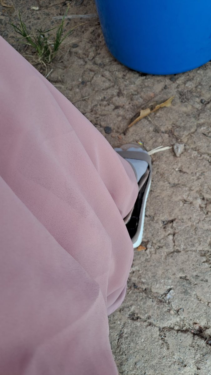jannahmoe's tweet photo. @convomf Same energy ini momen pertama kalinya kondangan bareng doin dan calon camer 🙄 baru bangettt sampe lokasi, turun dari motor, ehh tiba tiba "pluk" sepatu sendalku mangapp lebar banget 🥲🥲 https://t.co/3Vz7mW6eHi