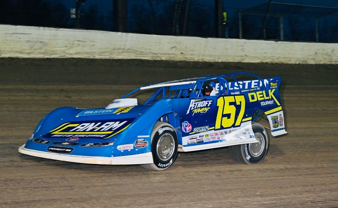RacingProMedia's tweet photo. The Longhorn Chassis driver from Winfield, Tennessee earned $23,023 for the win at Eldora
#MikeMarlar #TimMcCreadie #TannerEnglish #EldoraSpeedway #Dirt #LateModel #Racing #Winner #Ohio #Castrol #FloRacing #NightInAmerica #LonghornChassis #HudsonOneal
https://t.co/KE2FMZy6Kq https://t.co/d1LQFFDQtR